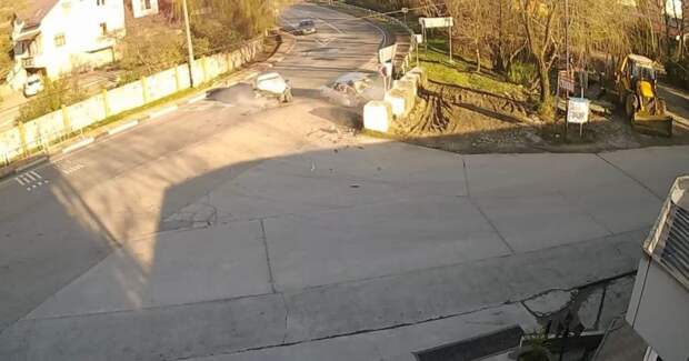 Авария дня. Лобовое на федеральной трассе в Сочи авария, авария дня, авто, авто авария, ваз, видео, дтп, лобовое столкновение