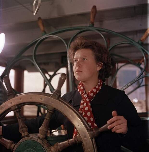 Женщина управляет кораблем на Волге, Казань, 1950 СССР, история, люди, трудовые будни