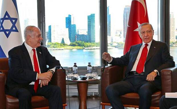 На фото: президент Турции Реджеп Тайип Эрдоган (справа) и премьер-министра Израиля Биньямин Нетаньяху (слева). .