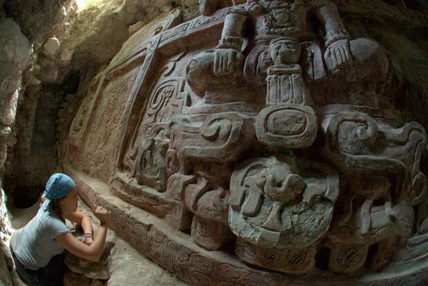 Майянский скульптурный фриз найденный археологами на месте раскопок в Гватемале.