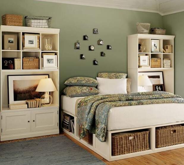 Плетеные корзины под кроватью станут дополнительным украшением для интерьера спальни. | Фото: interior-mc.ru.