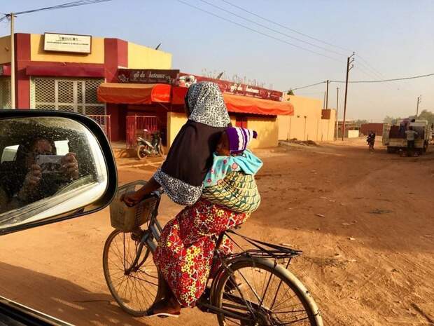 Жители передвигаются в основном на мопедах или велосипедах по улицам города Уагудугу, африка, бедные страны мира, буркина-фасо, как живут люди, мир через объектив, репортаж из Африки, фоторепортаж