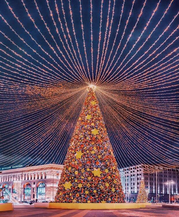 Впечатляющая и нарядная 25-метровая красавица, украшенная большими светящимися шарами, уютно расположилась на Лубянской площади.