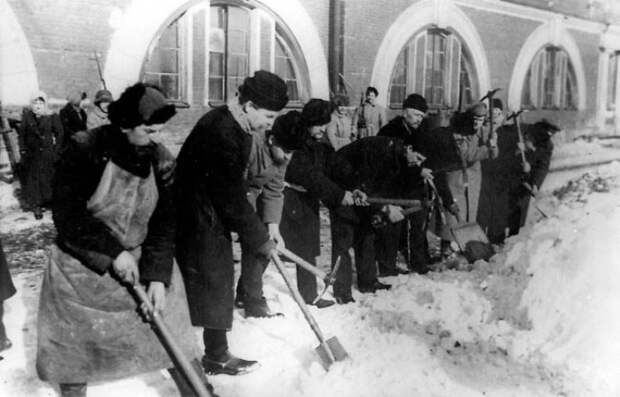 Буржуазия отбывает трудовую повинность. 1918 г. | Фото: e-reading.mobi