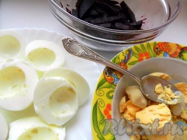 Яйца сварить вкрутую, очистить, разрезать пополам, вынуть желтки и в отдельной миске хорошо размять вилкой.