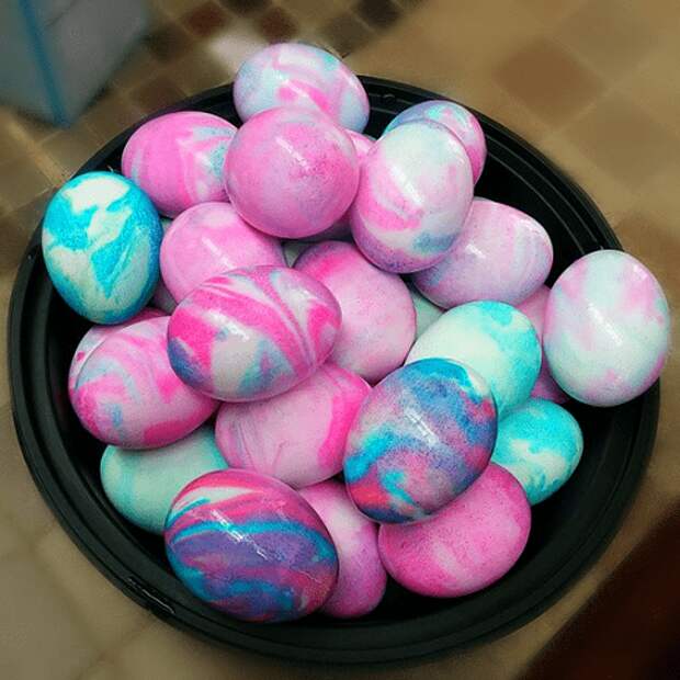 Сегодня мы хотим вам предложить быстрый и простой способ покрасить пасхальные яйца в этом году! Используйте крем для бритья и пищевой краситель!-8