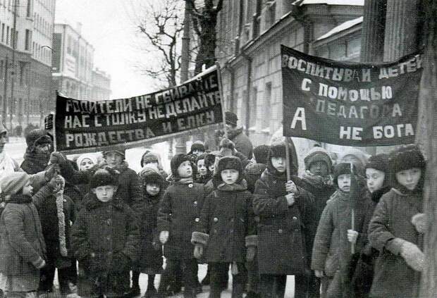 Антирелигиозная пропаганда была направлена прежде всего на детей