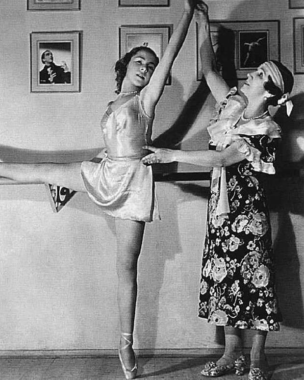 Балерина Матильда Кшесинская с ученицей в своей балетной школе. 1929 г. Париж. Франция. история, люди, фото