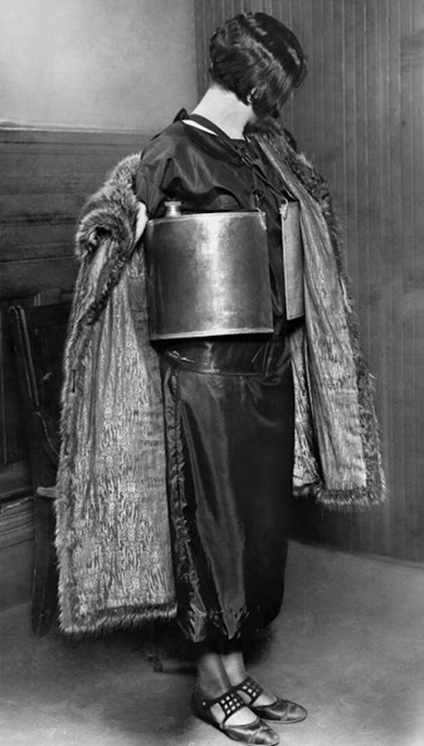 Арестованная женщина в Миннеаполисе 10 апреля 1924 г.