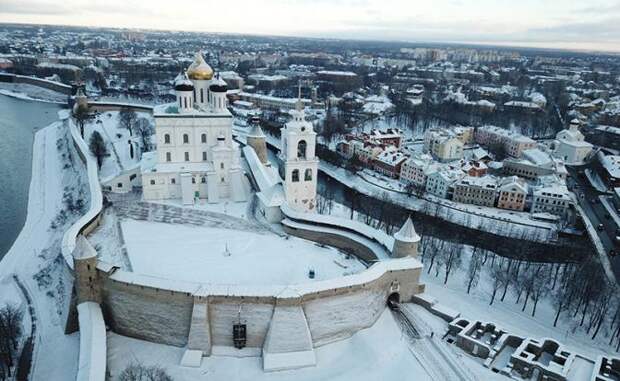 На фото: вид сверху на Псковский Кремль