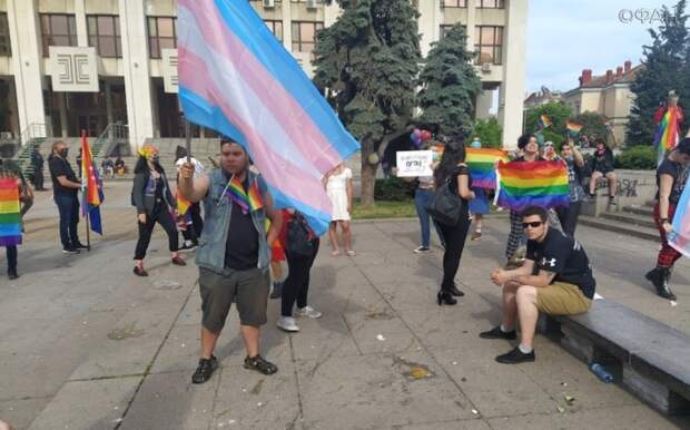 Возмущенные болгары атаковали гей-парад в Бургасе. Колонка Владимира Тулина