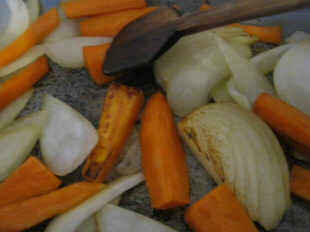 Обжариваем лук и морковку