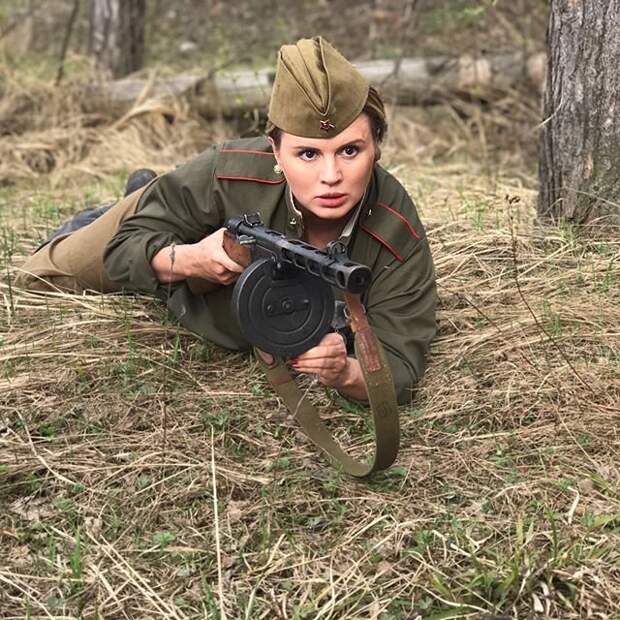 Знаменитые актрисы с пушками в руках на снимках