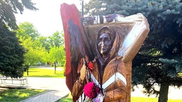 Вандалы в Ростовской области облили краской скульптуру бабушки с флагом