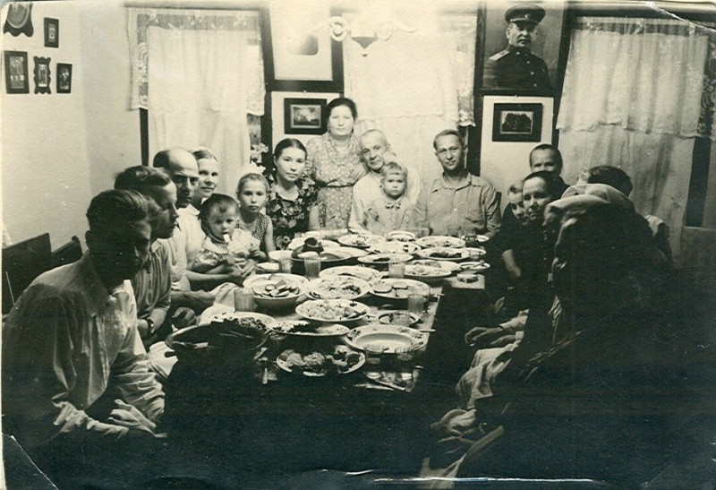 feast02 800x547 Советские застолья