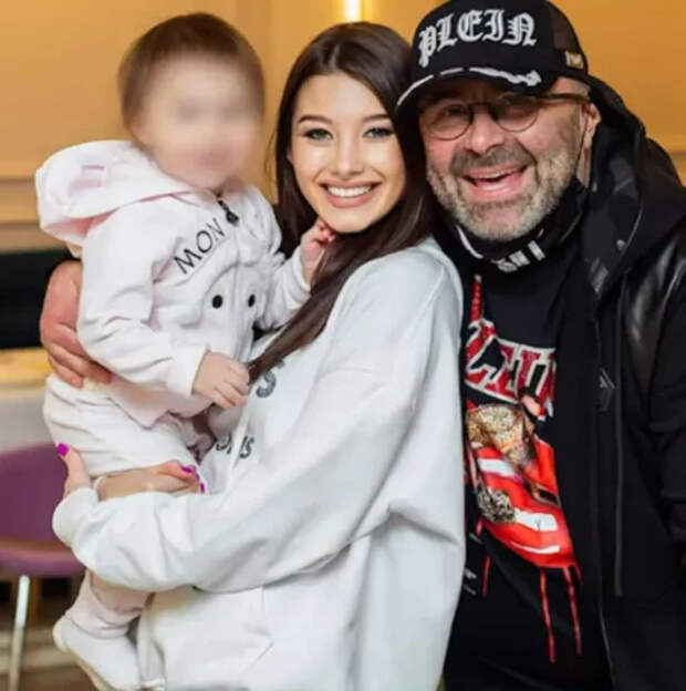 Юлия Ван и Михаил Хубутия с дочерью
