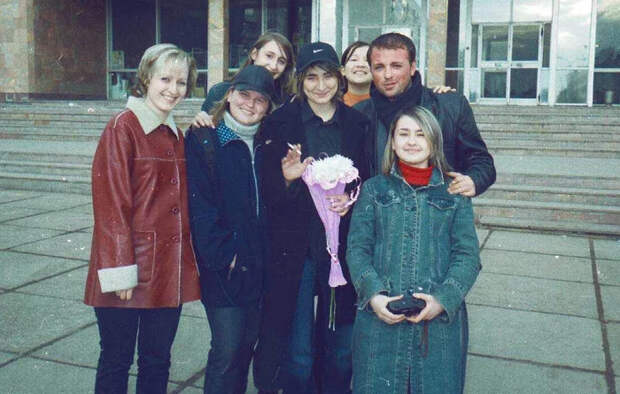 Интересные фотографии 90 -х (часть 37) 90-е, Детство 90-х, Ностальгия, Фотография, Подборка, Знаменитости, Россия, Эпоха, Земфира, Григорий Лепс, Клаудия Шиффер, Поле Чудес, Dendy, Sega, Якубович, 2000-е, Жизнь, Футбольные фанаты, Дети, Длиннопост