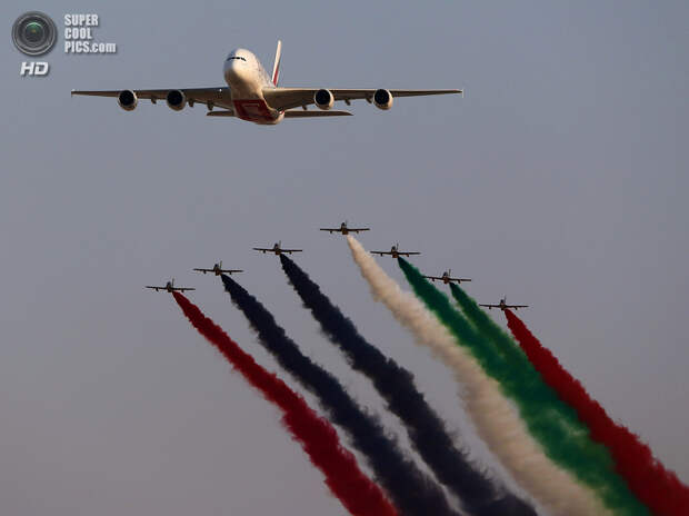 ОАЭ. Дубай. 18 ноября. Во время международного аэрокосмического салона Dubai Airshow. (Marwan Naamani/AFP/Getty Images)