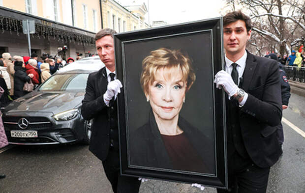 «Тяжелая утрата, но жизнь продолжается»: наследники Веры Алентовой делят имущество