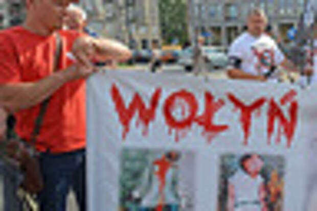 Участники акции памяти жертв Волынской резни в Варшаве