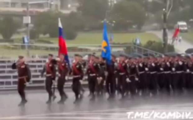 Рязанские десантники маршировали под проливным дождём на репетиции парада в Белоруссии