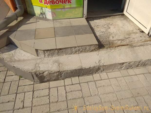 Демонтаж старой и укладка новой плитки на ступеньках порога