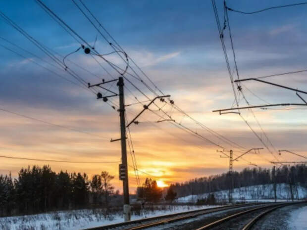 Поезд врезался в упавшую на путь опору
