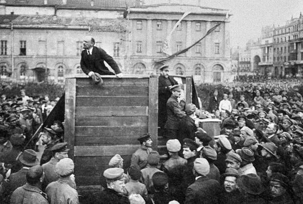 Владимир Ильич Ленин выступает с речью на площади Свердлова. 5 мая 1920 года