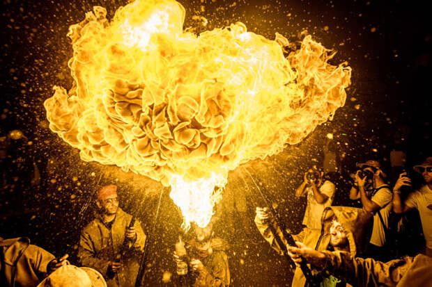 Огненная феерия на испанском празднике Санта-Текла испания, огонь, фестиваль, шоу