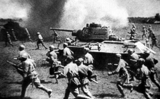 На фото: Курская битва. Наступление советских войск на "Огненной дуге",1943 год.