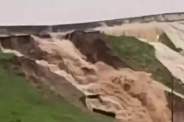 Появились кадры разрушенной дамбы Геджухского водохранилища в Дагестане