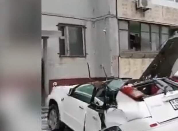 Во Владивостоке бетонная плита рухнула на автомобиль