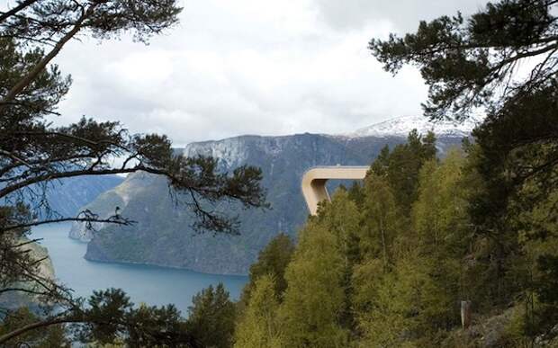 Aurland Lookout: полёт над горами в Норвегии