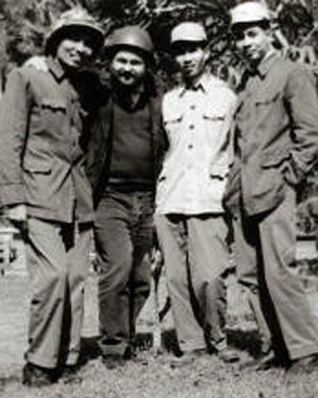 Юлиан Семенов с партизанами Лаоса, 1968 г.