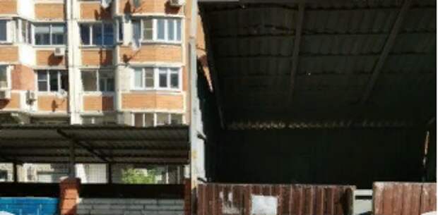 Переполненную контейнерную площадку во дворе дома на Шоссе Энтузиастов убрали — Жилищник