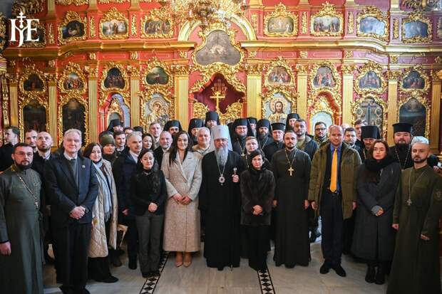 Бесы осквернили Лавру мовной вывеской. К святым мощам подпустят только через присягу безбожникам