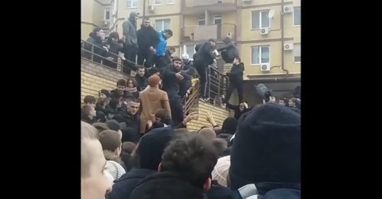"Эти копейки, блин". Сын зампредставителя Кадырова раскидал в Волгограде 200 тысяч рублей