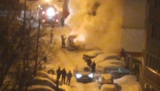 В одном из дворов рязанского микрорайона Канищево сгорел автомобиль