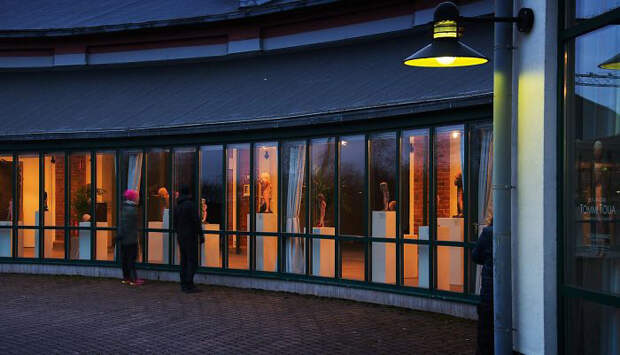 Художественный музей, который был закрыт из-за пандемии, перенастроил выставку, чтобы её можно было увидеть извне - днём ​​или ночью. Сало, Финляндия.