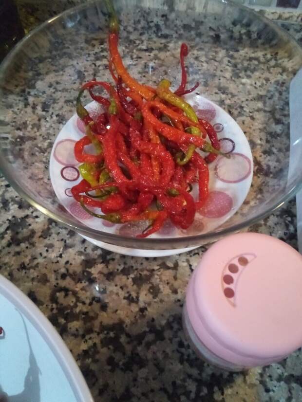 немного присыпать солью