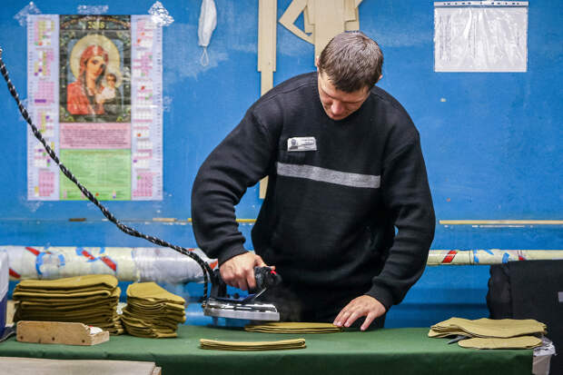 Швеи, завхозы и библиотекари: чем занимаются и сколько зарабатывают за решеткой самые известные российские заключенные 2020-х