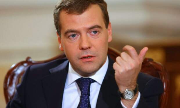 Медведев сообщил о необходимости сокращения социальных расходов