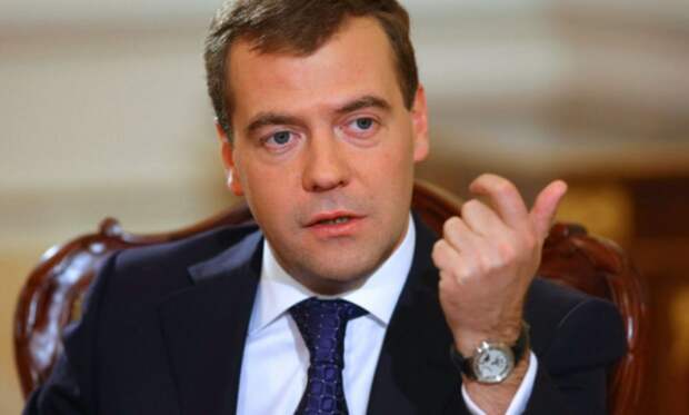 Медведев: Нам придется оптимизировать социальные расходы в России 
