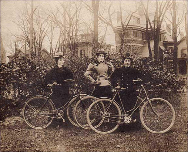1900-Three proud ladies