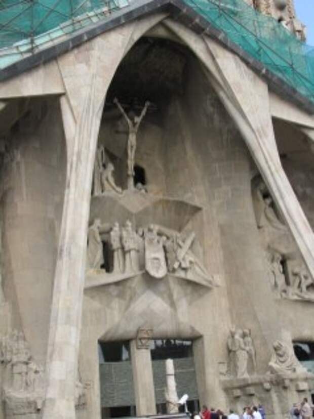 Собор Саграда Фамилиа - творение Антонио Гауди, оказавшееся под прицелом террористов. Фото Владимира Плетинского