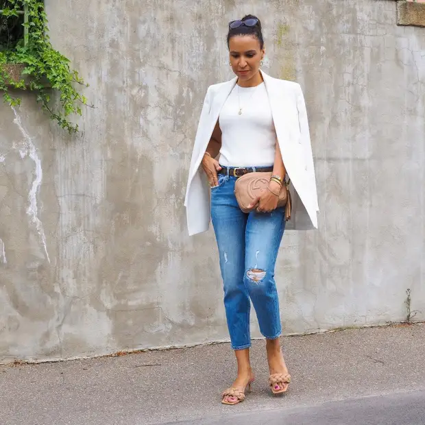 С чем стильно носить джинсы дамам 40 лет летом: 13 очаровательных вариантов