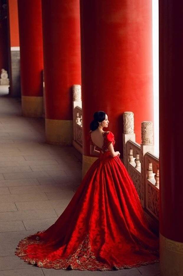 Девушка в красном платье без лица