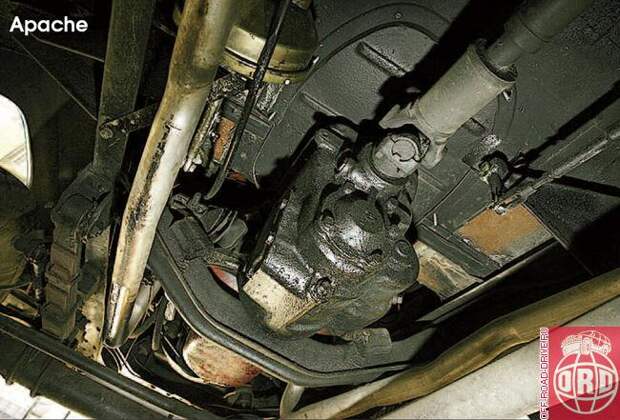 Раздаточная коробка - фактически Dana Spicer ТС 23. Но в данном случае усиленный корпус и прочие доработки позволяют назвать ее агрегатом NAPCO. Крутящий момент отдается на передний мост через пары шестерен. Передаточное число понижающей передачи могло ва-ировать от 2,1:1 до... 4,3:1. 