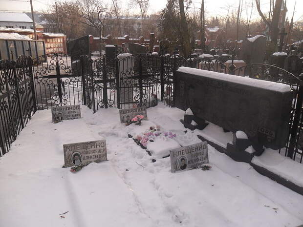 Могилы погибших ореховских на Введенском кладбище Москвы.