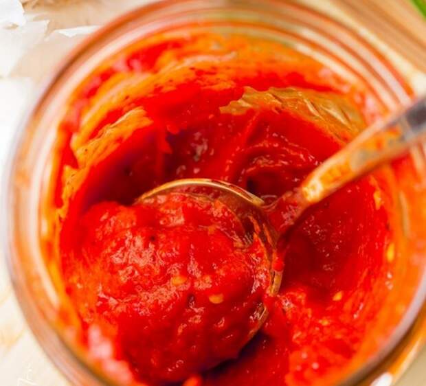 Вид готового томатного соуса с паприкой.